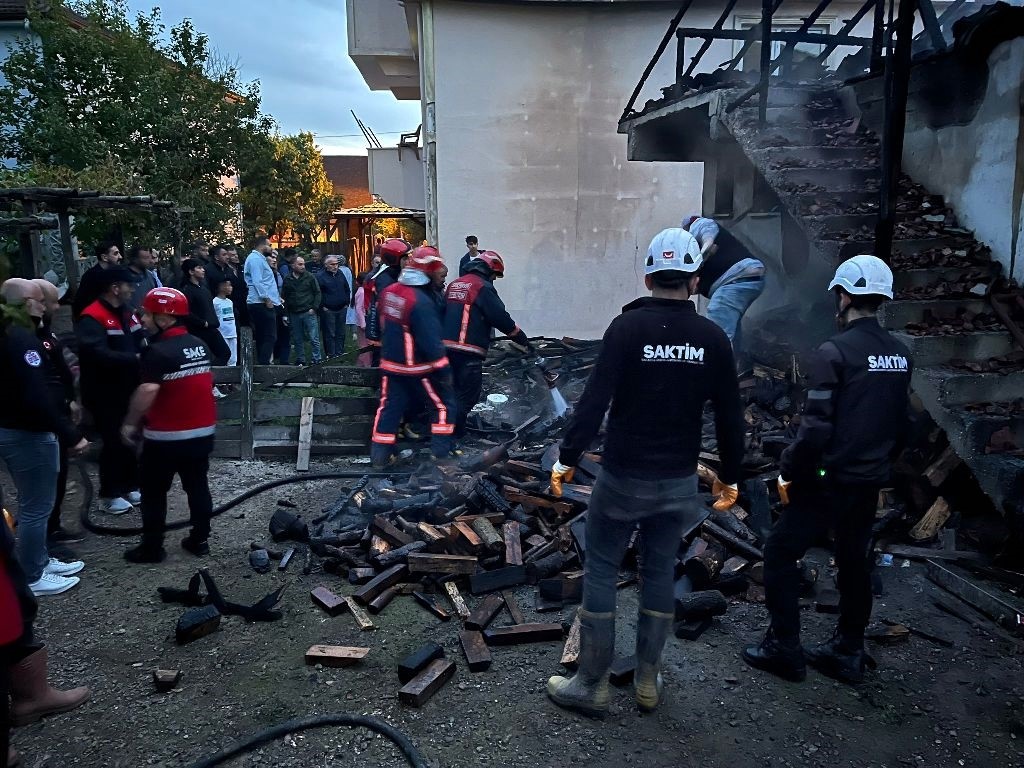 Alevlere teslim olan tek katlı ev kullanılamaz hale geldi