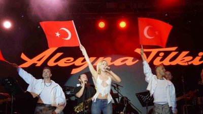 Aleyna Tilki’yi Bilecik’te binlerce kişi izledi BİLECİK BELEDİYESİ TARAFINDAN 19 MAYIS ATATÜRK’Ü ANMA GENÇLİK VE SPOR