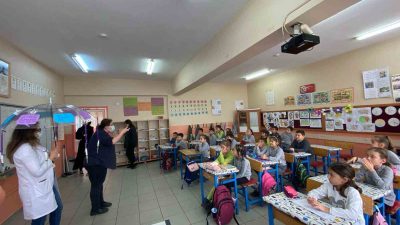 DÜZCE SAĞLIK MÜDÜRLÜĞÜNE BAĞLI EKİPLER İLKOKUL ÖĞRENCİLERİNE "AŞI OL GÜVENDE