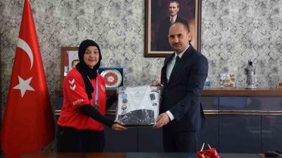 BİLECİK GENÇLİK VE SPOR İL MÜDÜRÜ YASİN ÖZDEMİR, HATİCENUR GÖKTAŞ'I