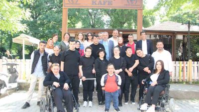 İZMET-İŞ SENDİKASI’NA BAĞLI ÖZEL BİREYLER KUSURSUZ KAFE’DE DÜZENLENEN KAHVALTIDA BİR