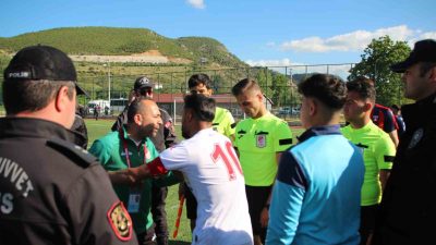 BİLECİK’TE 90+1. DAKİKADA HAKEM KURAL HATASI YAPTIĞI GEREKÇESİYLE TARTIŞMA ÇIKTI