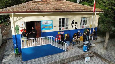 DÜZCE ÜNİVERSİTESİ’NDE ÖĞRENCİLER, HATAY’DA DEPREMDE HASAR ALAN OKULUN YENİLEMESİNİ YAPARAK