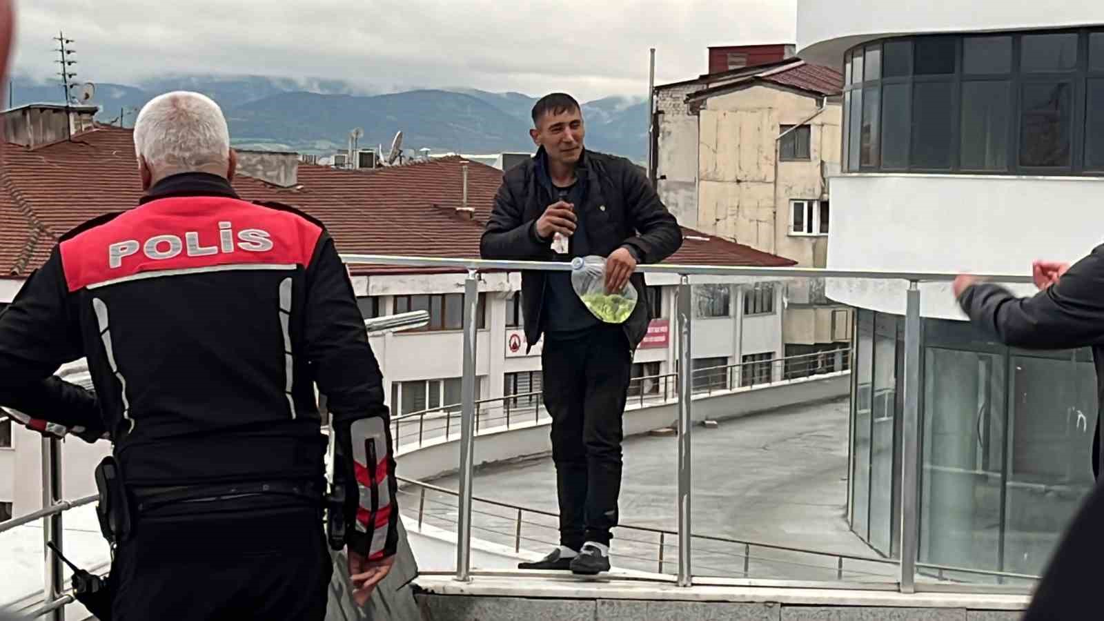 Bir buçuk saat ikna etmeye çalıştılar: Sigara yakarken polis yakaladı