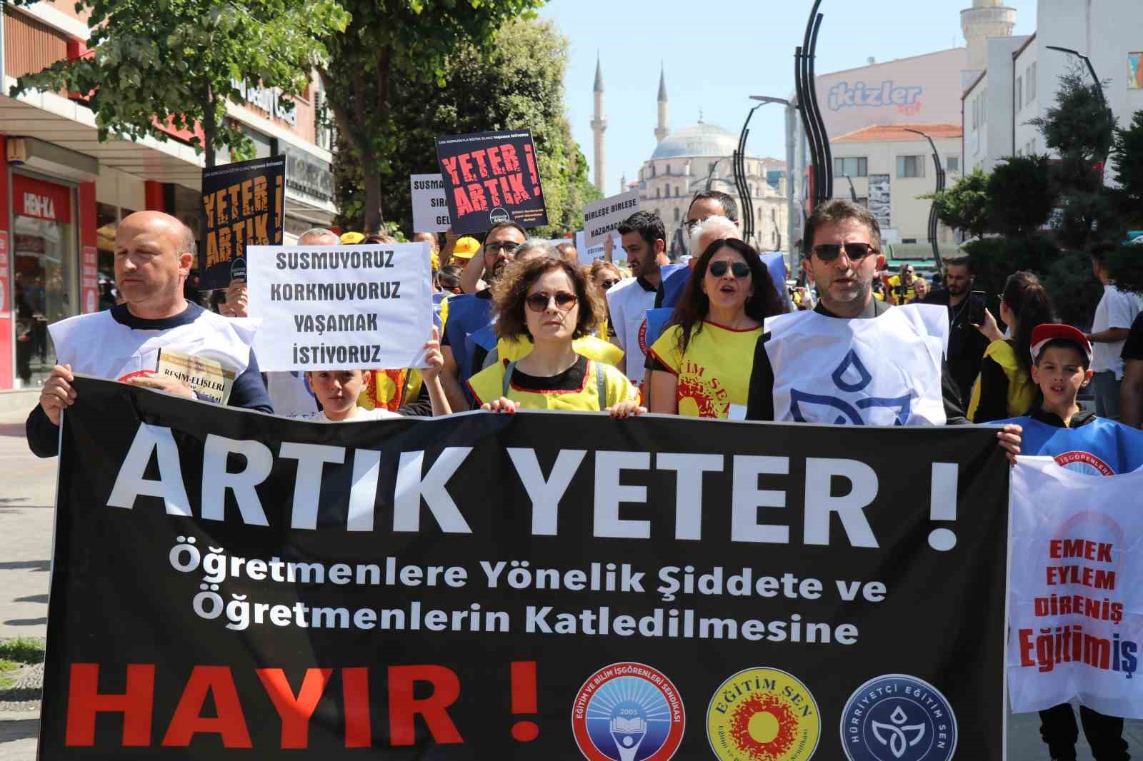 Bolu’da yüzlerce öğretmen, öldürülen meslektaşı için yürüyüş yaptı