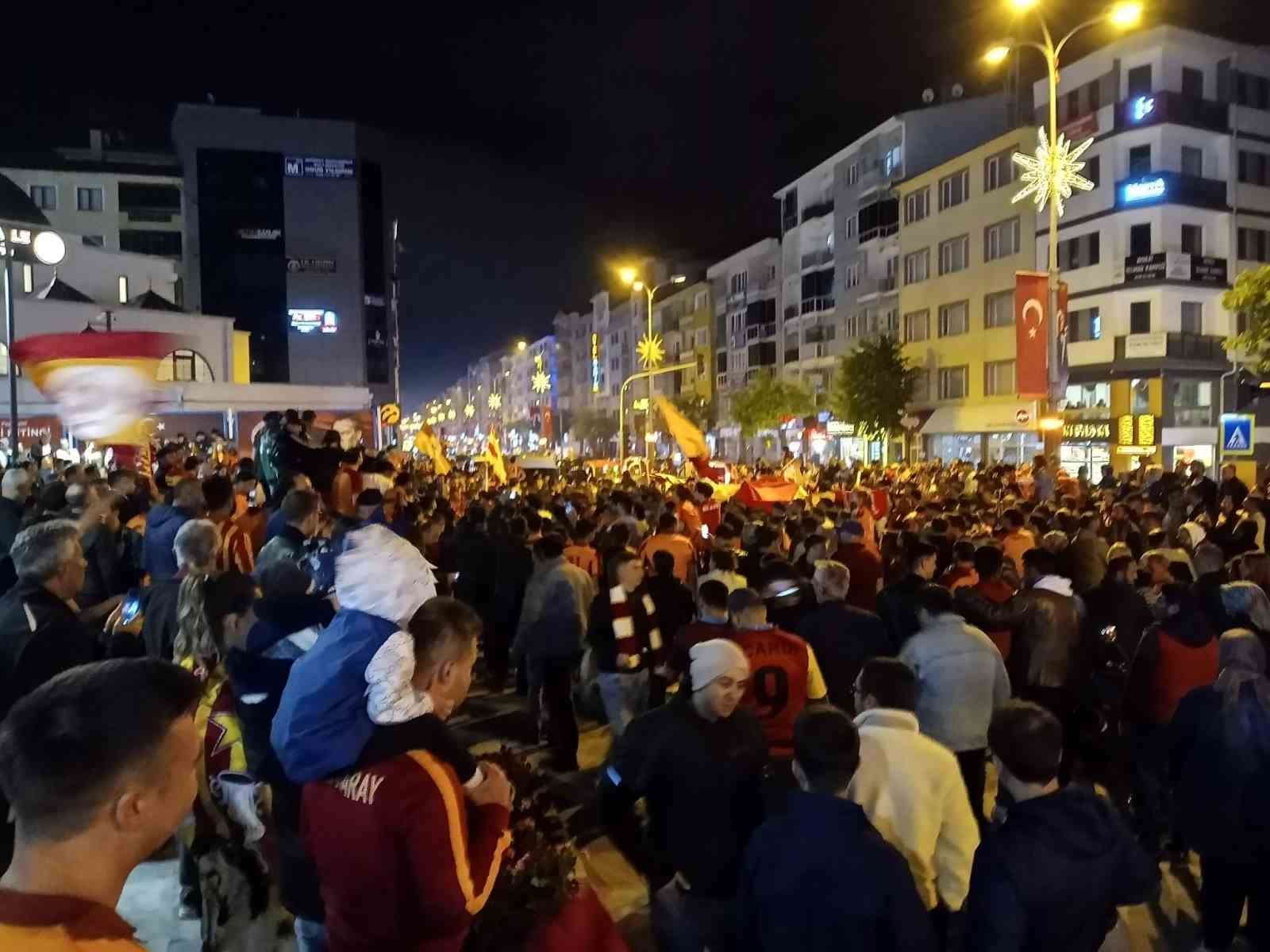 Bozüyük’te Galatasaray’ın şampiyonluğu coşkuyla kutlandı