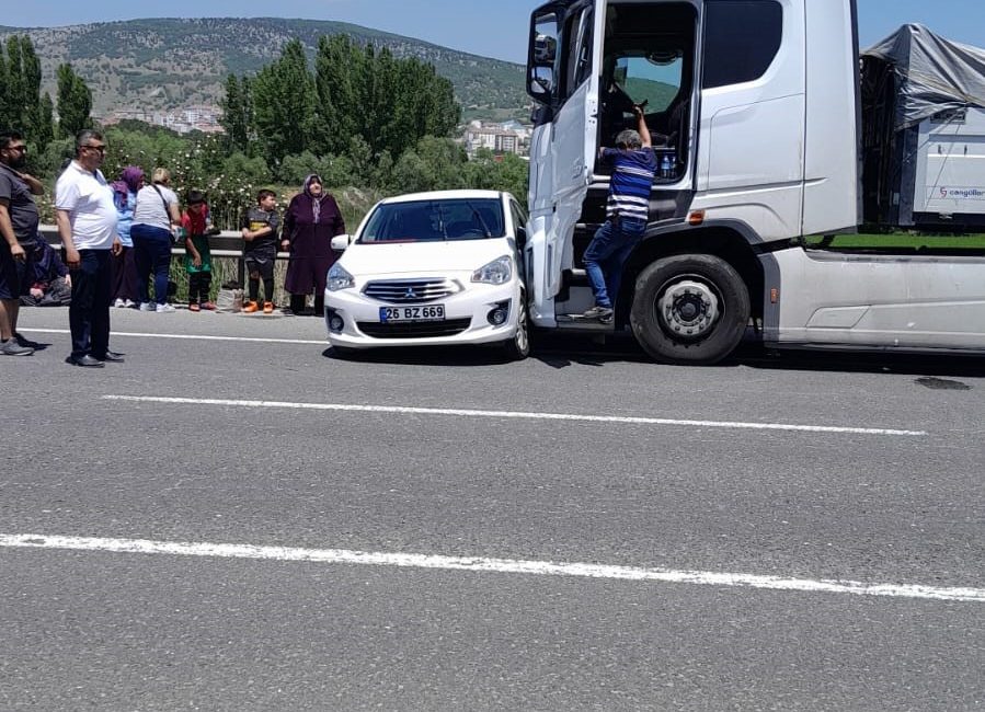 BİLECİK'İN BOZÜYÜK İLÇESİNDE KAMYONUN