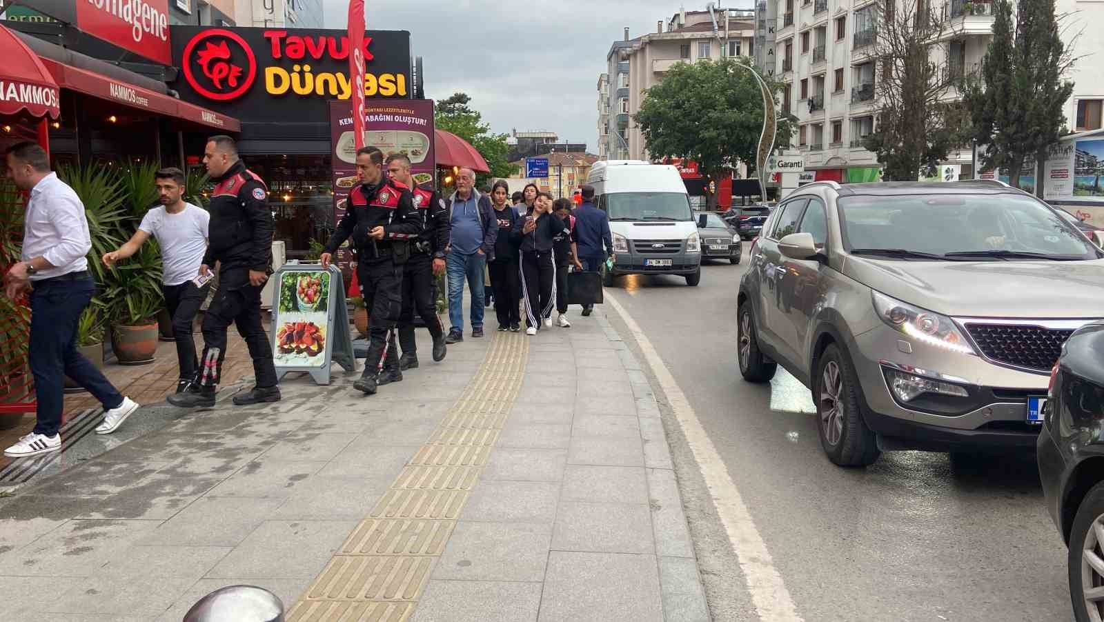 Cadde ortasında bıçaklı kavga: 2 yaralı