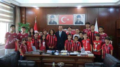ŞEHİT EREN BÜLBÜL TÜRKİYE DART TURNUVASI’NDA ÇİFTLİKKÖY BELEDİYESPOR DART TAKIMI