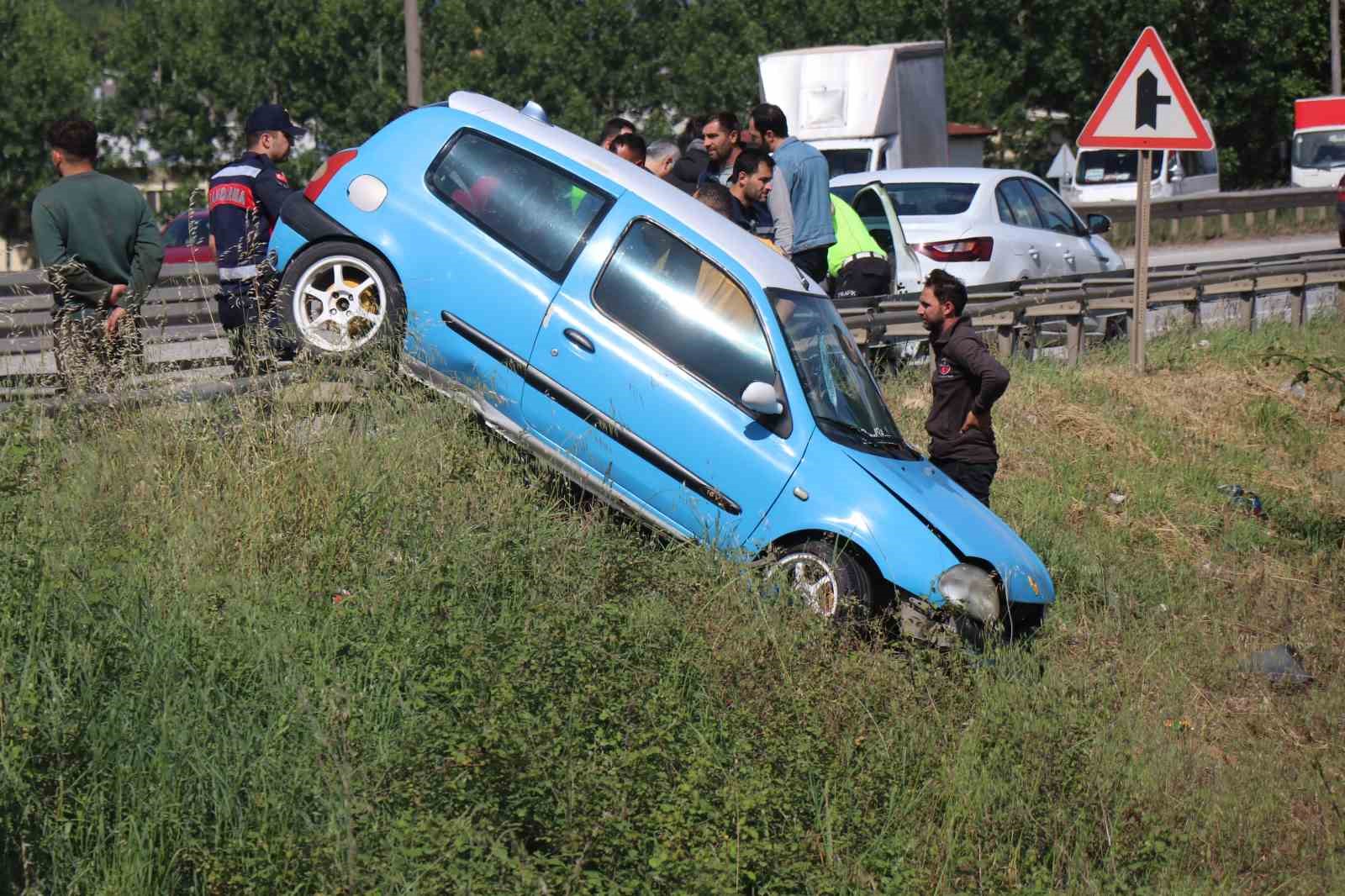 D-100’de ilginç kaza: Otomobil bariyerlerin üzerinde sürüklenerek asılı kaldı