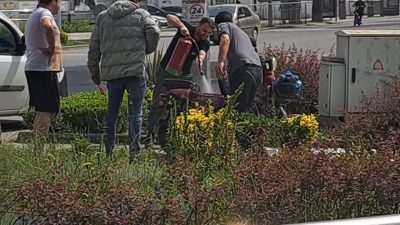 DÜZCE’NİN KÜLTÜR MAHALLESİ’NDE ELEKTRİKLİ BİSİKLETTEN BİR ANDA DUMAN ÇIKTIĞI GÖREN