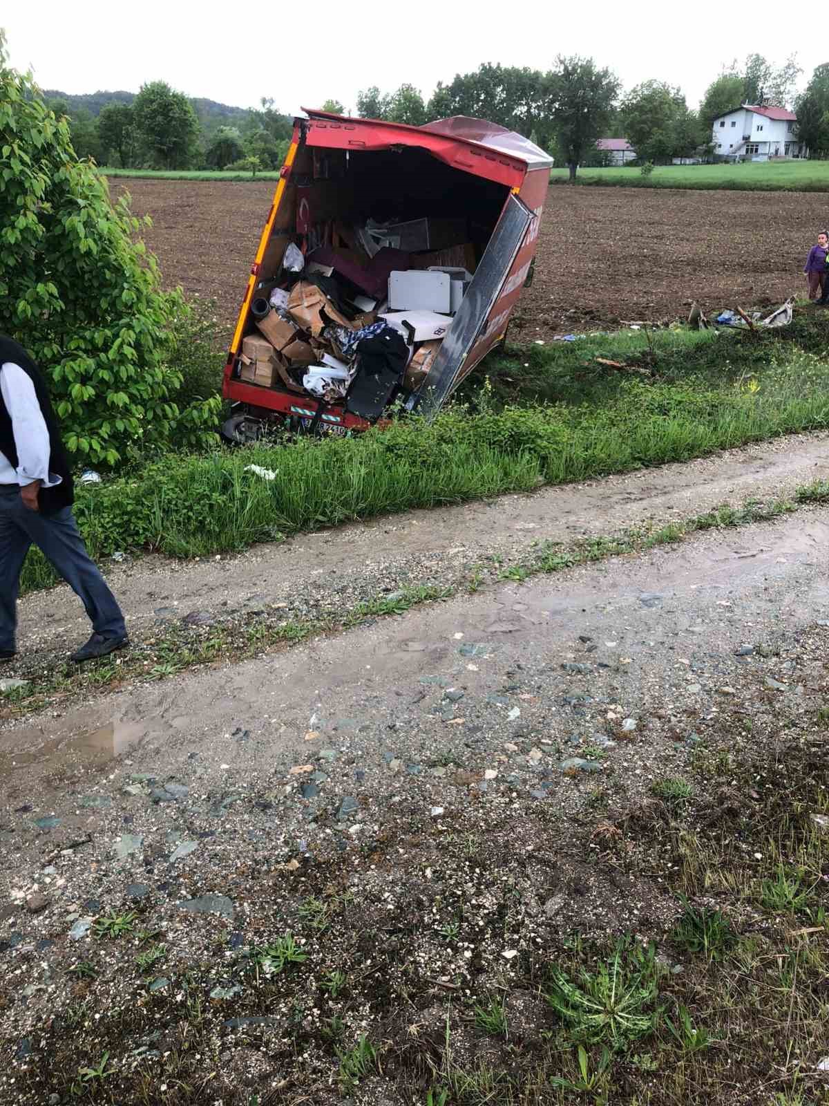 KASTAMONU-TAŞKÖPRÜ KARAYOLU ÜZERİNDE EV EŞYASI TAŞIYAN KAMYON, YAĞIŞLI HAVADA SÜRÜCÜSÜNÜN