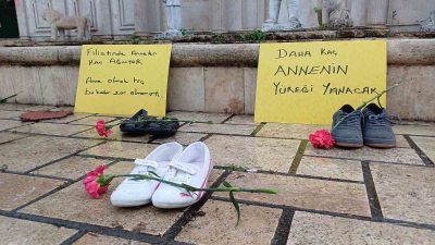 DÜZCE’DE FİLİSTİN’DE YAPILAN ZULME DİKKAT ÇEKMEK İSTEYEN KADIN, ŞEHİR MEYDANINDA