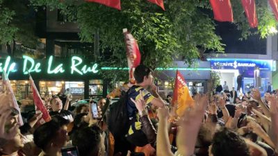 SÜPER LİG'İN 2023-2024 SEZONUNU ŞAMPİYON TAMAMLAYAN GALATASARAY’DA TARAFTARLAR SOKAKLARDA ŞAMPİYONLUĞU