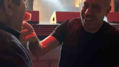 Gözlüğü Haluk Levent’e kaptırdı, hayranlarını eliyle besledi KOCAELİ'DE SEVENLERİNE UNUTULMAZ BİR GECE YAŞATAN HALUK LEVENT, BİR HAYRANIN