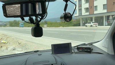 DÜZCE’DE SÜRÜCÜLERİN HIZ SINIRINA UYMADIĞI NOKTADA YAPILAN RADAR DENETİMİNDE 14