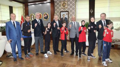 İKİ FARKLI TURNUVADA MİLLİ FORMAYI TERLETECEK OLAN KÖRFEZLİ KARATECİLERİ AĞIRLAYAN