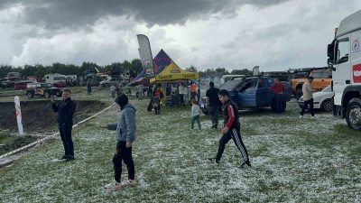 DÜZCE'DE ANİDEN BASTIRAN YAĞMUR YERİNİ DOLUYA BIRAKTI. CEVİZ BÜYÜKLÜĞÜNDEKİ DOLU