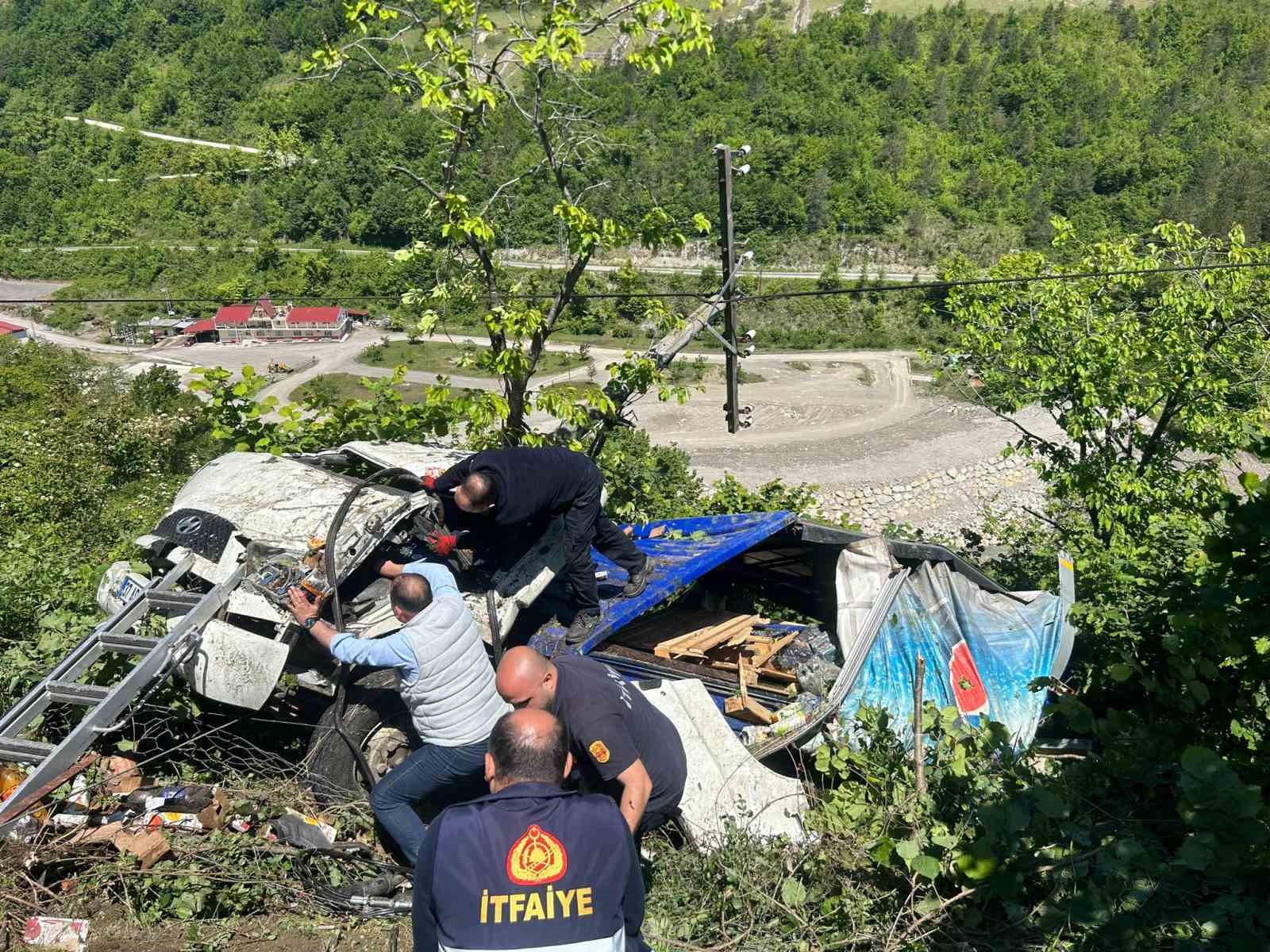 KASTAMONU’NUN İNEBOLU İLÇESİNDE MEŞRUBAT YÜKLÜ KAMYONUN TARLAYA DEVRİLMESİ NETİCESİNDE KABİNDE