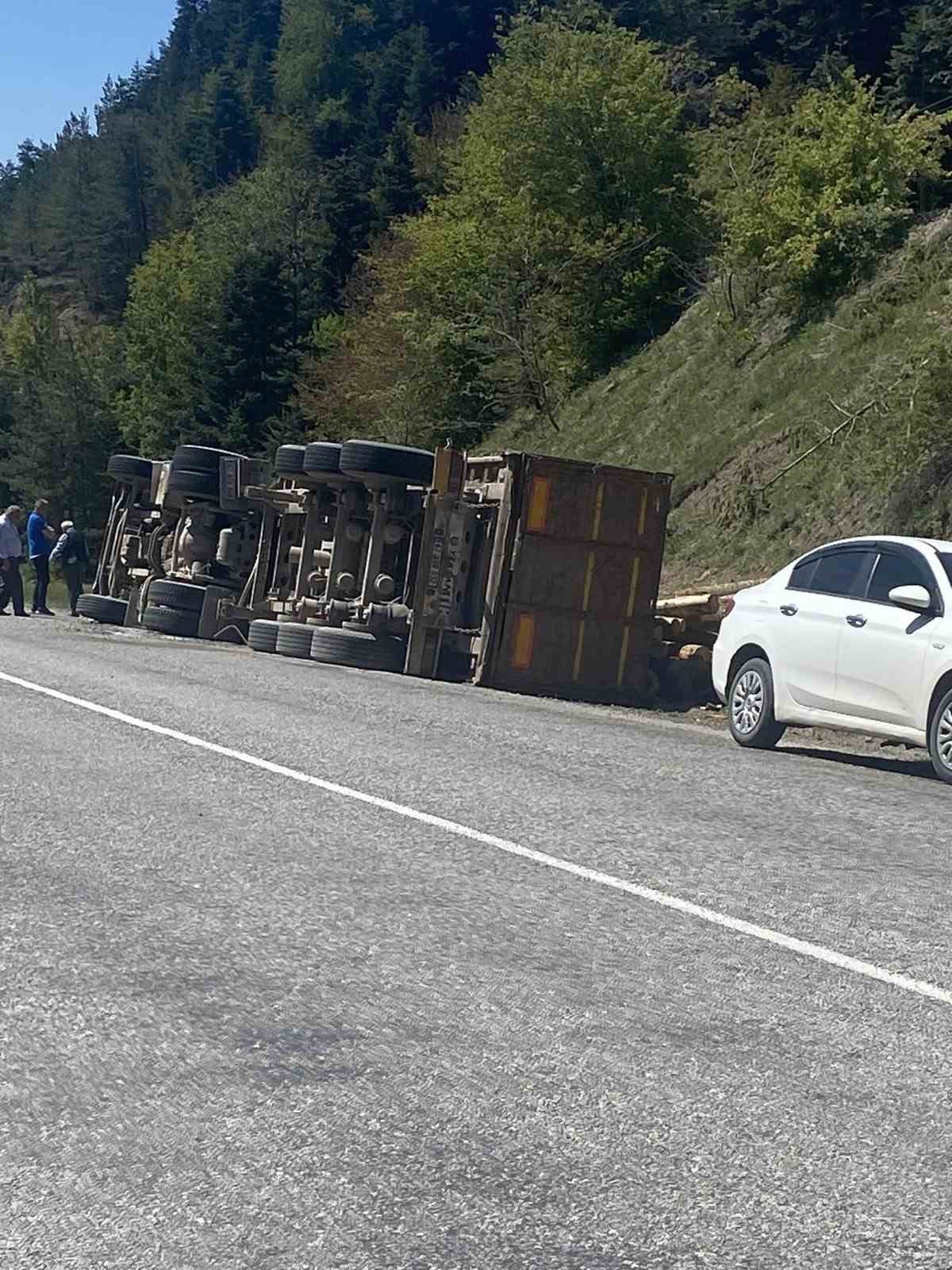 KASTAMONU'NUN KÜRE İLÇESİNDE TOMRUK YÜKLÜ KAMYONUN DEVRİLMESİ NETİCESİNDE 1 KİŞİ