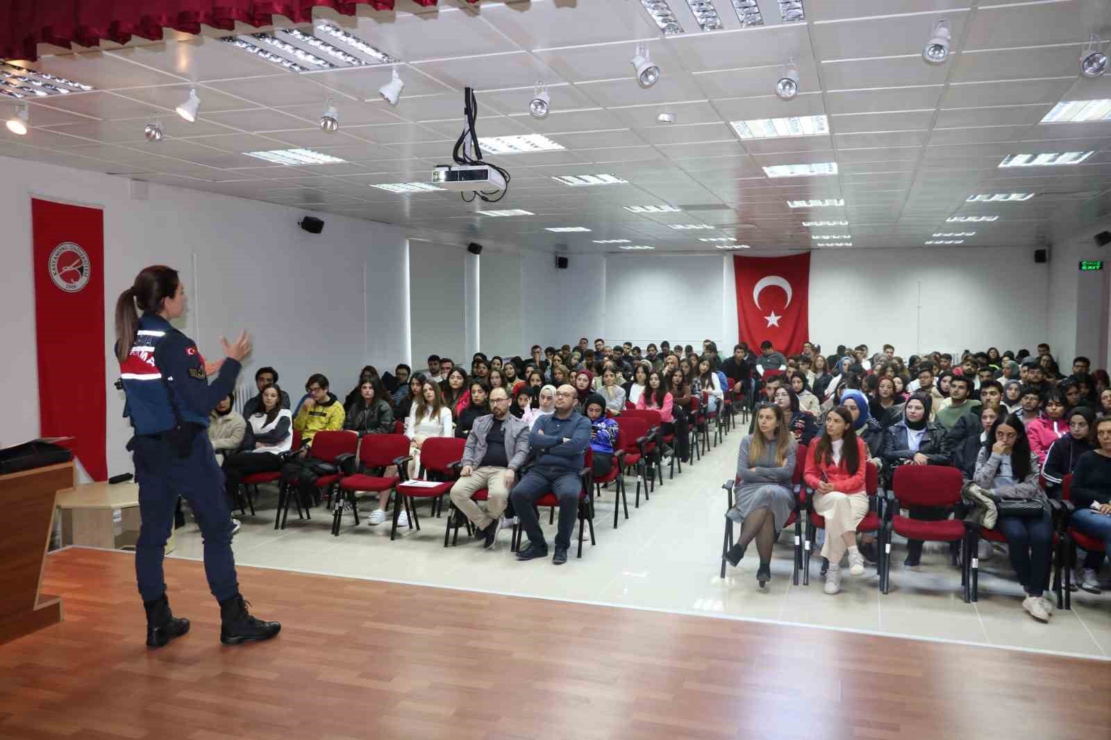 KASTAMONU İL JANDARMA KOMUTANLIĞI EKİPLERİNCE ÜNİVERSİTE ÖĞRENCİLERİNE VE AKADEMİSYENLERE YÖNELİK