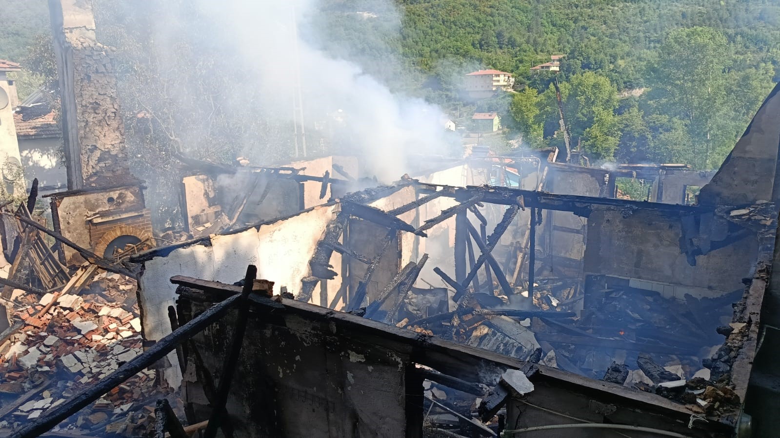 KASTAMONU’NUN CİDE VE İL MERKEZİNDE ÇIKAN İKİ FARKLI YANGINDA ÜÇ