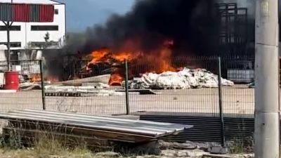 DÜZCE’DE KAYNAK MAKİNESİNDEN ÇIKAN KIVILCIMLAR, AÇIK HAVA DEPOSUNDA BULUNAN SADVİÇ