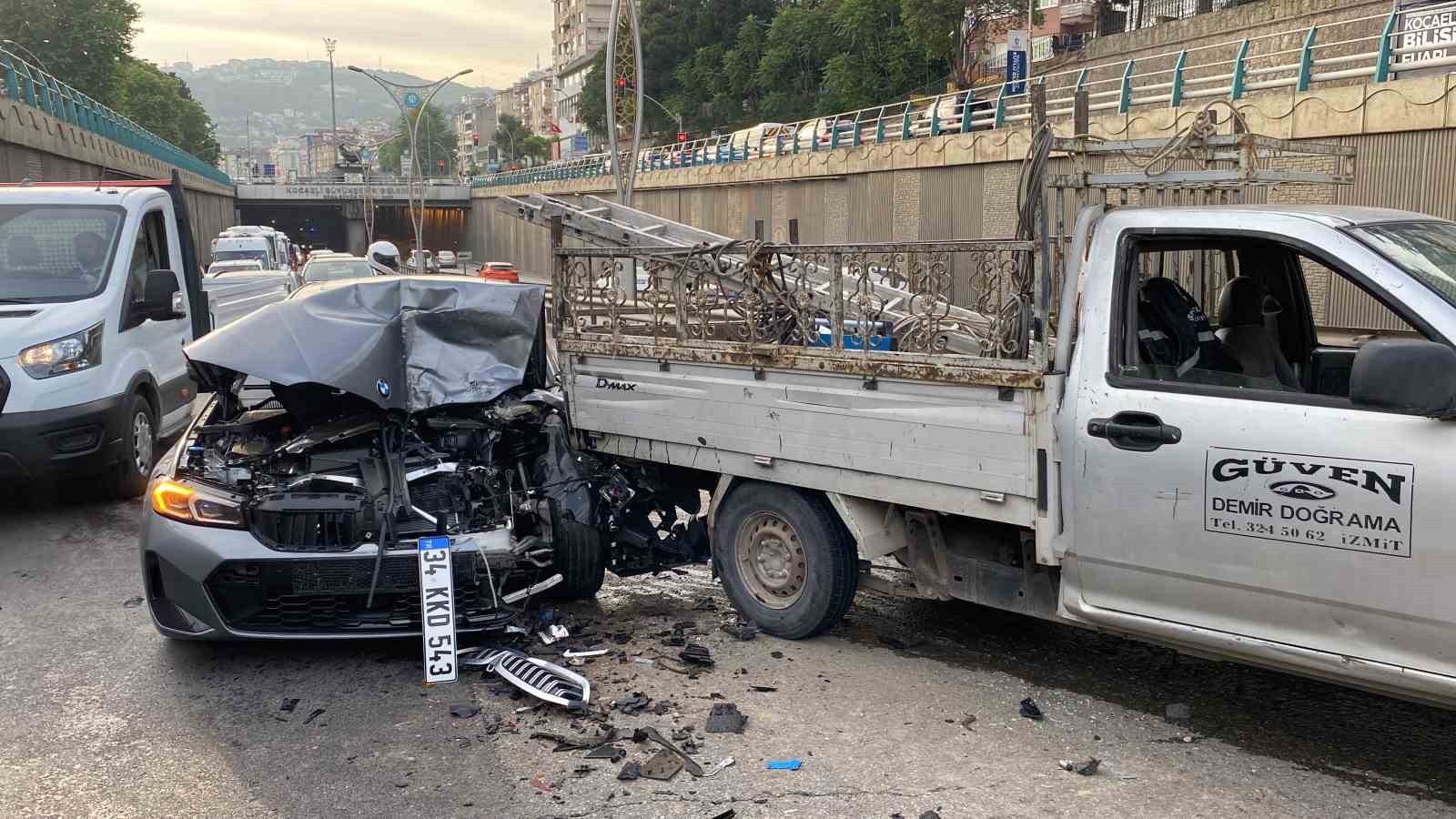 Kocaeli’de zincirleme kaza: 2 kişi yaralandı, otomobil kullanılamaz hale geldi