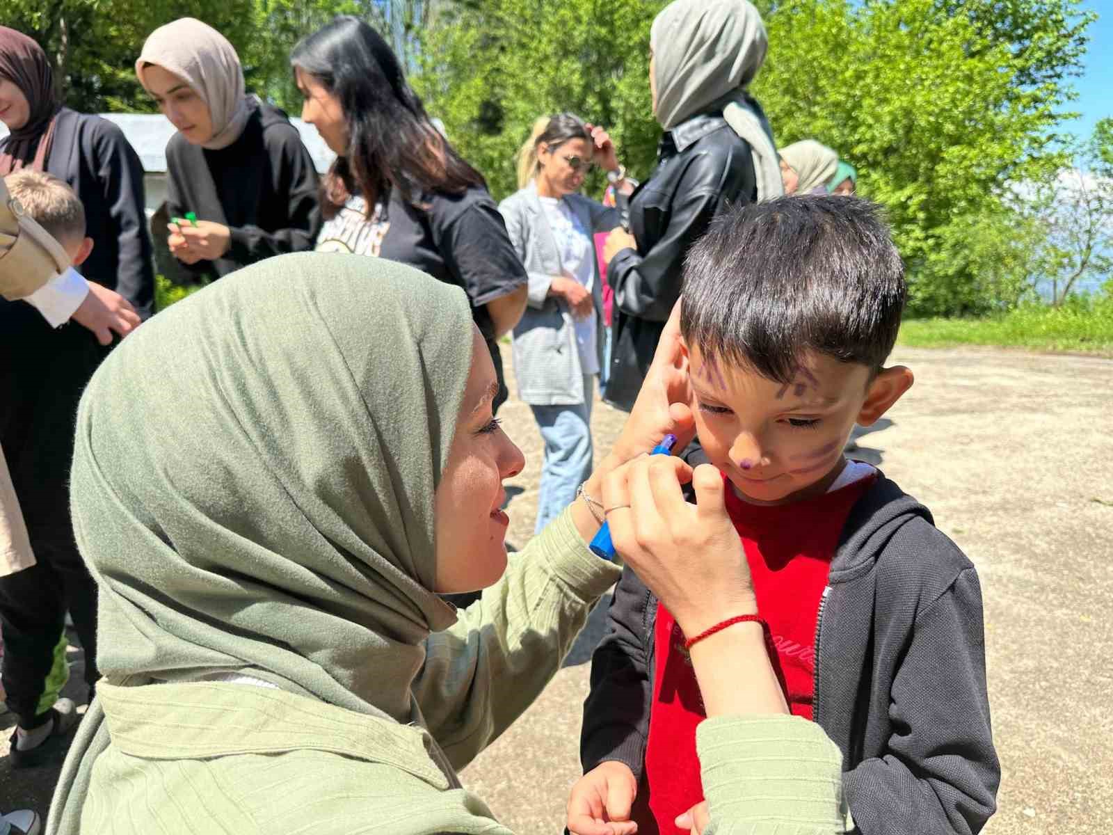 Minikler ablalarıyla oyun arkadaşı oldu