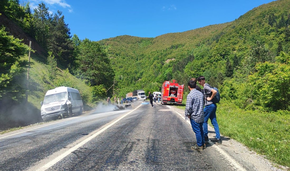 KASTAMONU'NUN AZDAVAY İLÇESİNDE SOLLAMA YAPMAK İSTERKEN KARŞI YÖNDEN GELEN MİNİBÜS