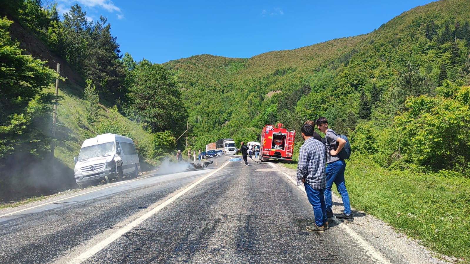 KASTAMONU'NUN AZDAVAY İLÇESİNDE SOLLAMA YAPMAK İSTERKEN KARŞI YÖNDEN GELEN MİNİBÜS