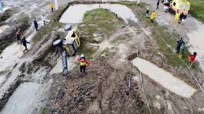 DÜZCE’DE GERÇEKLEŞTİRİLEN OFF-ROAD FESTİVALİNDE PARKURA GİREN BİR ARAÇ SU ETABINDA