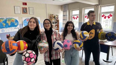 DÜZCE’DE BİR ÖĞRETMENİN PATLAYAN VOLEYBOL TOPUNU ELLERİ İLE DİKTİĞİ ANLARI