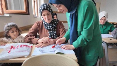 ÇAYIROVA'DA ÇEŞİTLİ SEBEPLERLE OKUMA YAZMA ÖĞRENEMEYEN VATANDAŞLAR BİLGİEVLERİ'NDE AÇILAN KURSLARA