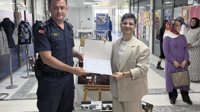 SUBÜ FERİZLİ MYO’DA ÖĞRENCİLERİN ESERLERİNDEN OLUŞAN DÖNEM SONU SERGİSİ AÇILDI.