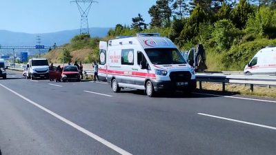 DÜZCE’DE DİREKSİYON HAKİMİYETİNİ KAYBEDEN OTOMOBİL BARİYERLERE ÇARPTI. KAZADA İKİ KİŞİ