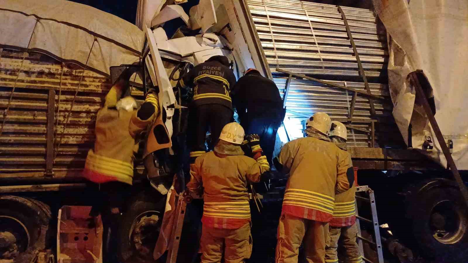 Otoyolda seyir halindeki tıra, arkasından gelen tır çarptı: 1 ölü