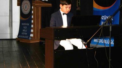 (ÖZEL) Öğrencilere yönelik amatör çalgı festivali ÖĞRENCİLER, ÇALGI FESTİVALİNDE HÜNERLERİNİ SERGİLEDİ