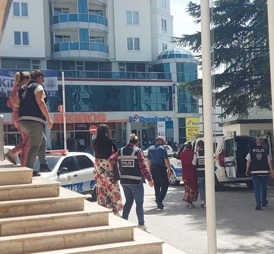 Polis memurunun dikkatinden kaçmayan 3 kadın şüpheli suçüstü yakalandı