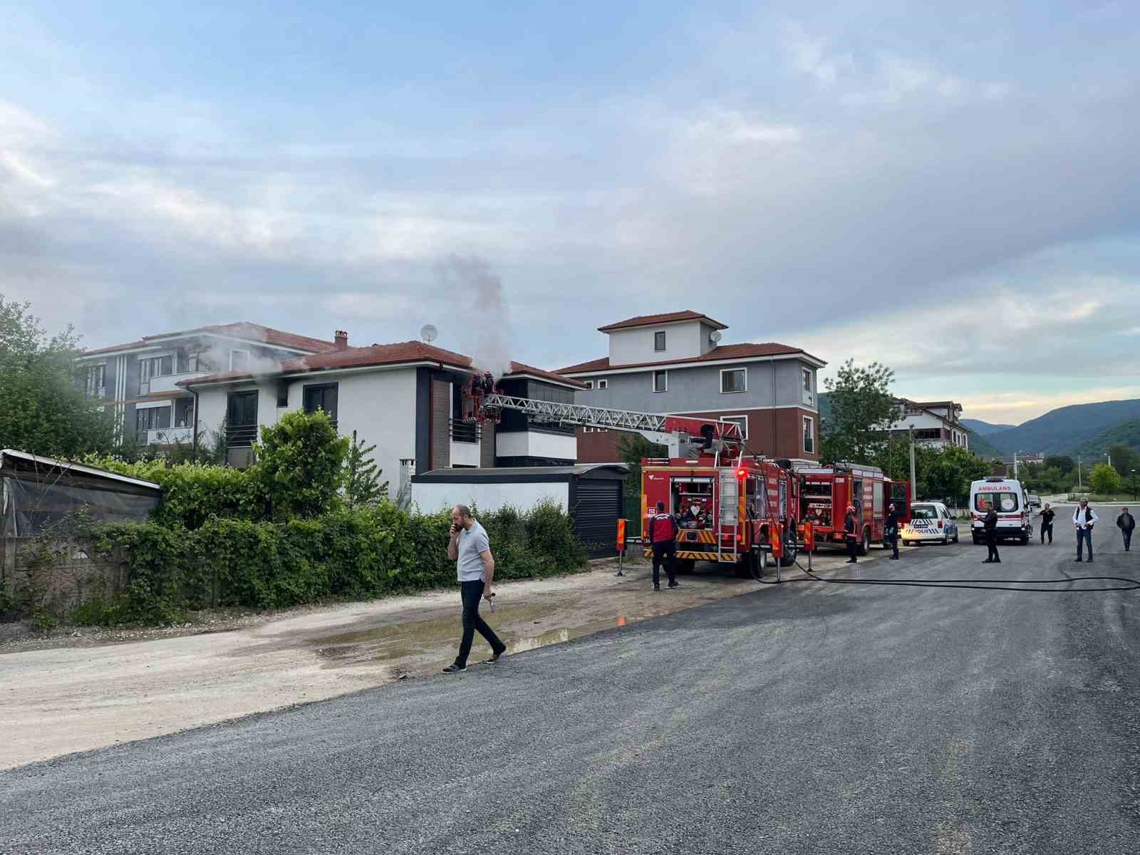 Sakarya’da iki katlı evde çıkan yangın korkuttu