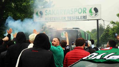 SAKARYASPOR TEKNİK HEYET VE FUTBOLCULARINDAN OLUŞAN KAFİLE, DEPLASMANDA OYNAYACAĞI KOCAELİSPOR