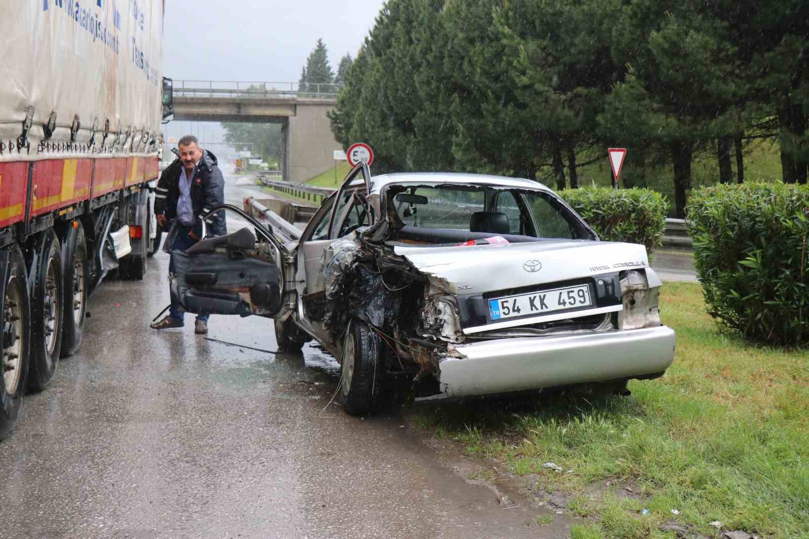 Sapağı kaçıran otomobil geri gelirken faciaya yol açıyordu: 2 yaralı