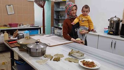 YAPTIĞI SARMALAR LEZZETLİ OLUNCA ARKADAŞLARI VE AİLESİNİN ISRARI ÜZERİNE İLE