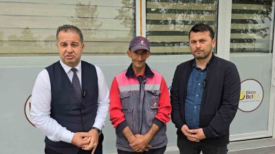 DÜZCE BELEDİYESİ’NDE ÇALIŞAN TEMİZLİK İŞÇİSİ MUHAMMET ALTUNTEPE, TEMİZLİK YAPTIĞI SIRADA