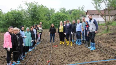ÇİLİMLİ KAYMAKAMI FURKAN ALPAY, ÖĞRENCİLERLE BİRLİKTE ÖRNEK UYGULAMA BAHÇESİNE TIBBİ