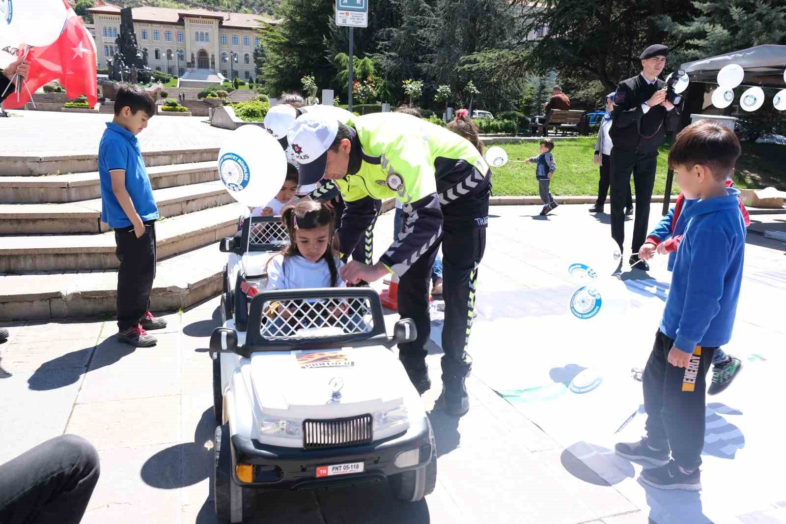 Trafik kuralları yolda sürücülere, meydanda çocuklara anlatıldı