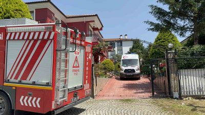 DÜZCE’DE ÜTÜDEN DUMANLARIN YÜKSELDİĞİNİ GÖREN EV SAHİBİ YANGININ BÜYÜMEMESİ İÇİN