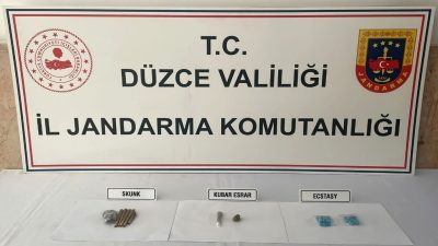 DÜZCE'DE 26 GRAM BONZAİ, 35 GRAM KUBAR ESRAR, 10 GRAM