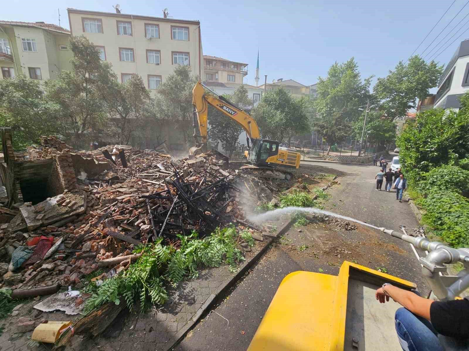 Yangında büyük hasar gören bina yıkıldı