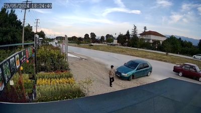 DÜZCE'DE KONTROLDEN ÇIKAN OTOMOBİL YOL KENARINDAKİ DÜKKANA GİRDİ. BU SIRADA